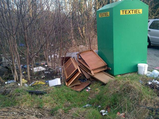 Deze textielcontainer in Zaventem wordt vaak geplaagd door sluikstorten. - Foto Galicia